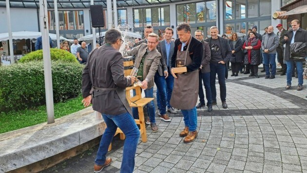 Marktreferent Bürgermeister Christian Scheider schlug das erste Fass an. (Bild: Kogler Christina Natascha)