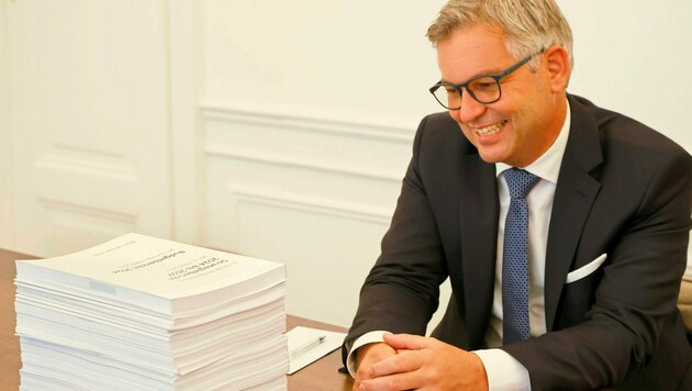 Magnus Brunner und sein „Ziegel“, wie das Budget genannt wird. Es hat 4000 Seiten und wiegt 11,7 Kilo. Der Finanzminister ist sichtlich stolz darauf. (Bild: klemens groh)