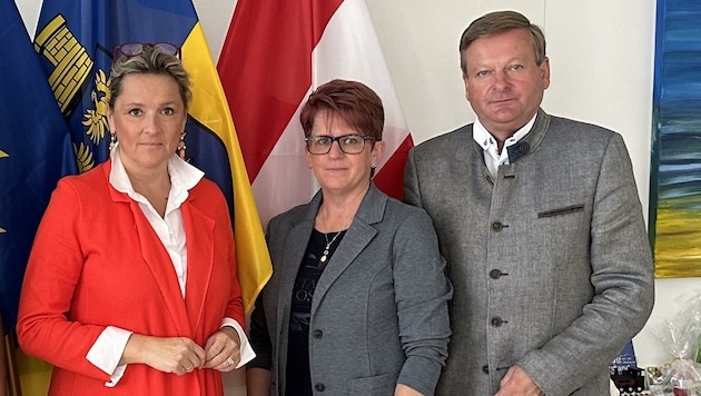 Landesrätin Susanne Rosenkranz (li.) und 2. Landtagspräsident Gottfried Waldhäusl stärken Eibetex-Chefin Martina Schmid den Rücken. (Bild: Büro LR Rosenkranz)