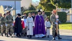 Ein langer Trauerzug, bestehend aus Familie, Freunden und Soldaten, sorgte für einen würdigen letzten Weg. (Bild: Scharinger Daniel, Krone KREATIV)