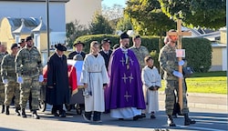 Ein langer Trauerzug, bestehend aus Familie, Freunden und Soldaten, sorgte für einen würdigen letzten Weg. (Bild: Scharinger Daniel, Krone KREATIV)