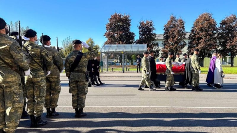 Kameraden des Panzerbataillon 14 aus Wels standen für den verstorbe- nen Unteroffizier N. beim Begräbnis am Samstag Spalier. (Bild: Scharinger Daniel, Krone KREATIV)