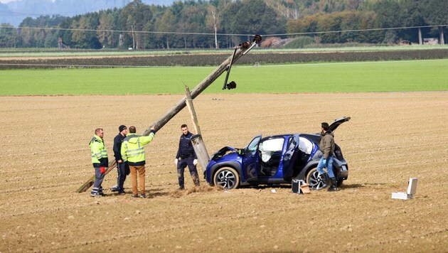 Nach der Messerattacke flüchtete der Täter im Auto und krachte gegen einen Strommast. (Bild: Scharinger Daniel)