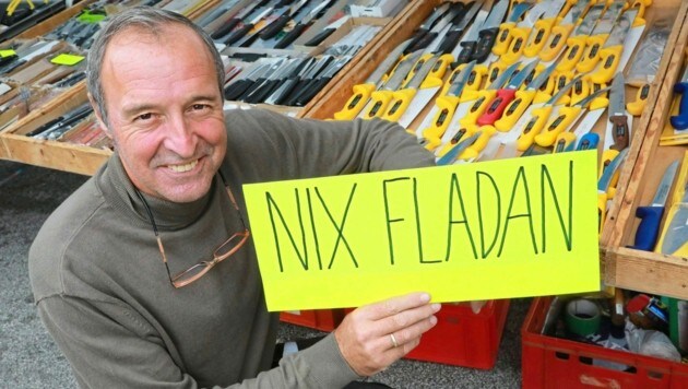 „Nix fladan“ heißt es bei Herrn Josef am Messerstand. (Bild: Rojsek-Wiedergut Uta)