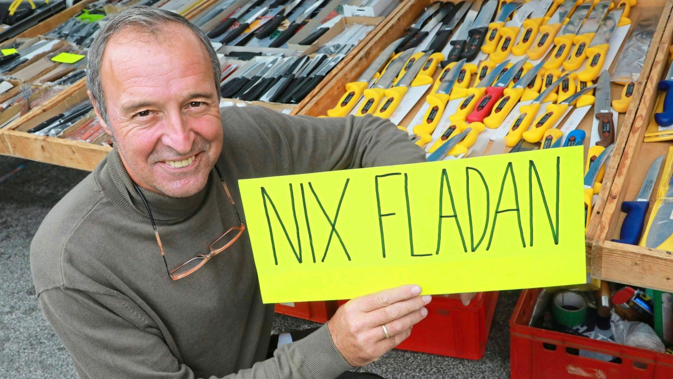 „Nix fladan“ heißt es bei Herrn Josef am Messerstand.