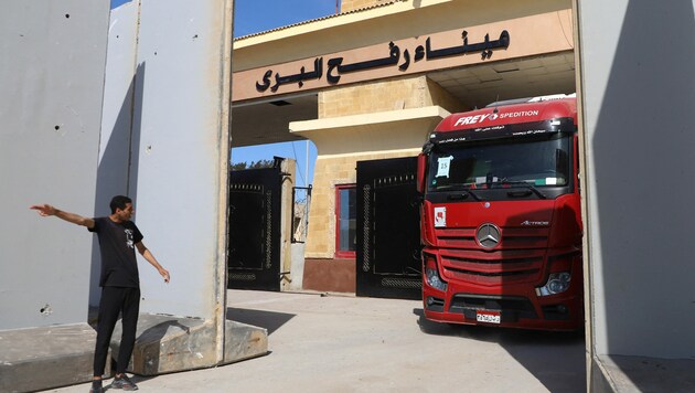 Ein Lastwagen am ägyptisch-palästinensischen Grenzübergang Rafah (Bild: AFP)