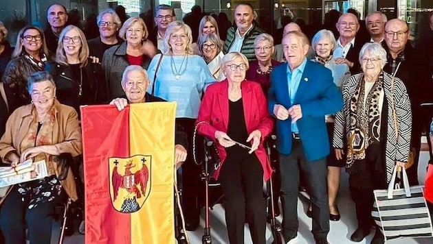 Beim Treffen mit Rudy Graf (blauer Anzug) in Toronto wurde die Burgenland-Fahne „gehisst“. (Bild: LH-Büro)