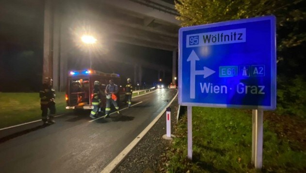 Die L75 musste für die Fahrzeugbergung wechselseitig gesperrt werden. (Bild: FF Krumpendorf)