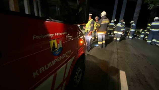 Die L75 musste für die Fahrzeugbergung wechselseitig gesperrt werden. (Bild: FF Krumpendorf)