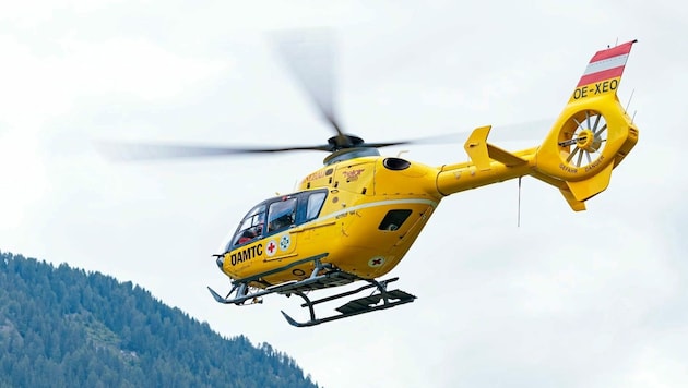 A C7-es mentőhelikopter csapata az elhunytat és feleségét visszaszerezte. (Bild: EXPA Pictures. Alle Rechte vorbehalten. // EXPA Pictures. All rigths reserved.)
