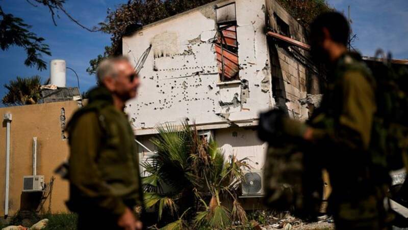 Die Raketenangriffe der Hamas auf israelische Siedlungen dauern weiter an. (Bild: AP)