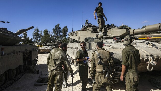 Soldaten einer israelischen Panzerbrigade bereiten sich an der Grenze zum Gaza-Streifen auf eine Bodenoffensive vor. (Bild: AFP/Ronaldo Schemidt)
