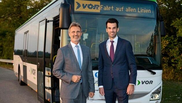 VOR-Chef Wolfgang Schroll (li.) und Landesrat Udo Landbauer wollen das Öffi-Angebot für Pendler und Schüler verbessern. (Bild: NLK Pfeiffer)