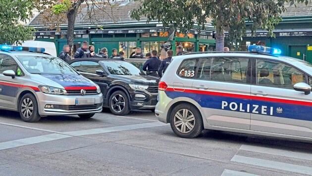 Afghane am Boden: Die Polizei machte den Verdächtigen schnell dingfest, auf der Linken Wienzeile stauten sich die Einsatzfahrzeuge. (Bild: Jasmin Gaderer, Krone KREATIV)