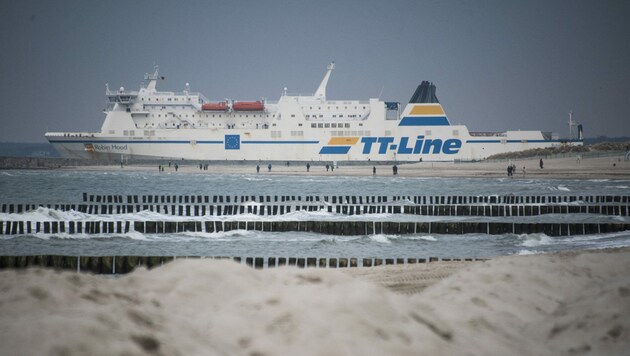 Das Schiff Marco Polo der Reederei TT-Line lief vor Schweden auf Grund. Im Bild das Schwesternschiff Robin Hood bei der Abfahrt in Warnemünde. (Bild: AFP)