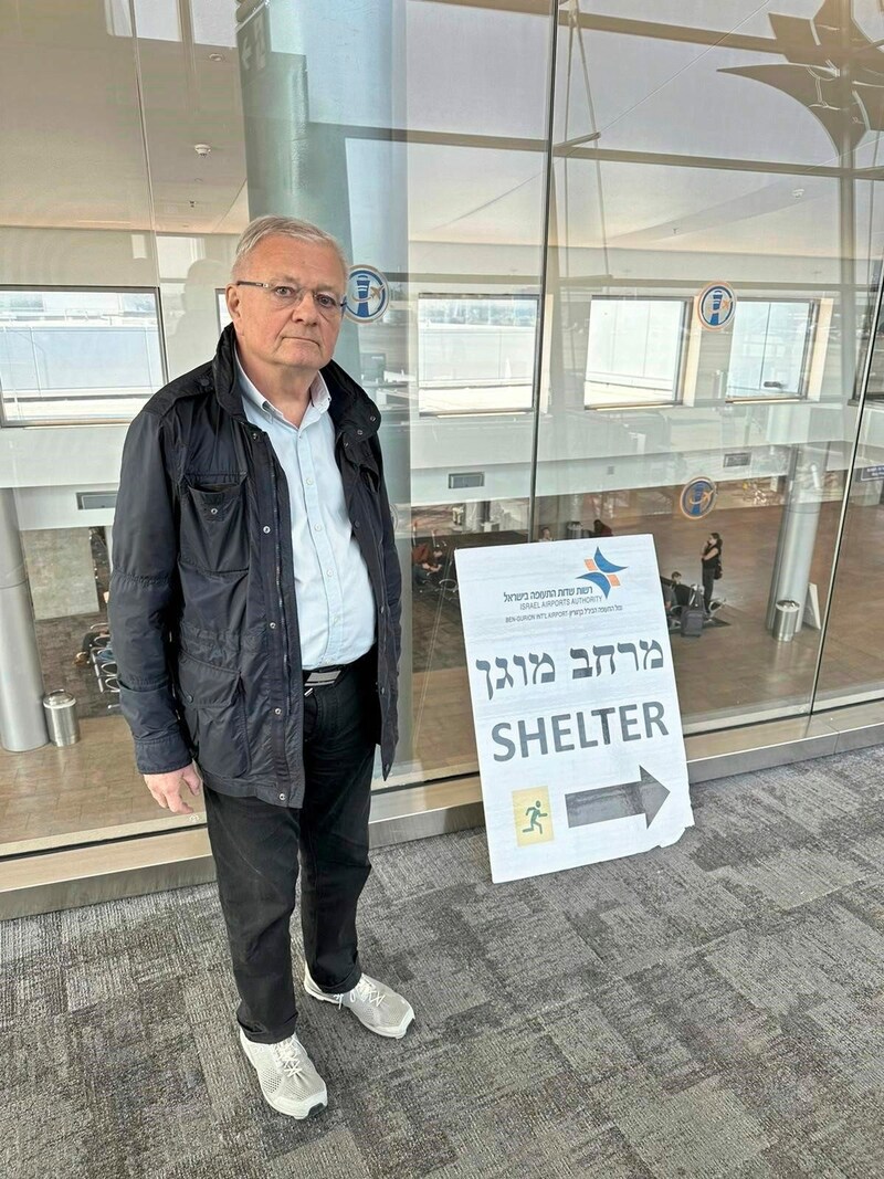 „Krone“-Redakteur Kurt Seinitz auf dem Flughafen in Tel Aviv vor einer Tafel, die den Weg zum nächsten Bunker weist. (Bild: Kurt Seinitz)