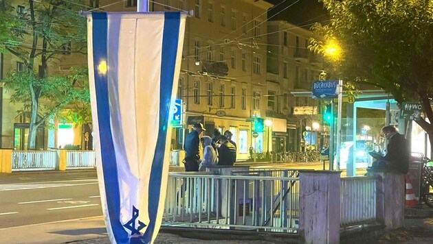 Die Polizei ermittelt in Salzburg: Vor dem Schloss Mirabell wurde erneut die israelische Flagge von ihrem Masten gerissen. (Bild: Markus Tschepp)