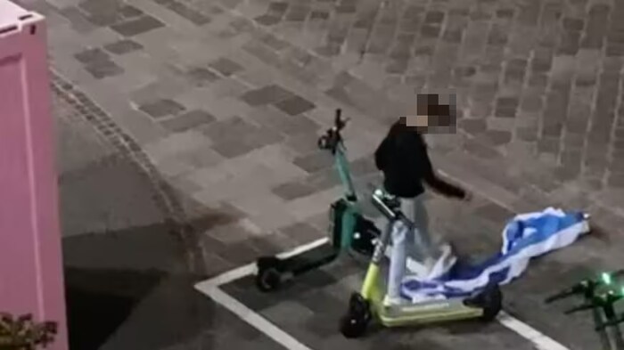 Ein Jugendlicher trat die Fahne auch mit Füßen.