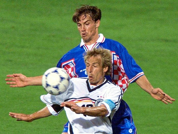 Rokos Vater Dario Simic (hinten, im Duell gegen Deutschlands Jürgen Kliensmann) ist in Kroatien ...