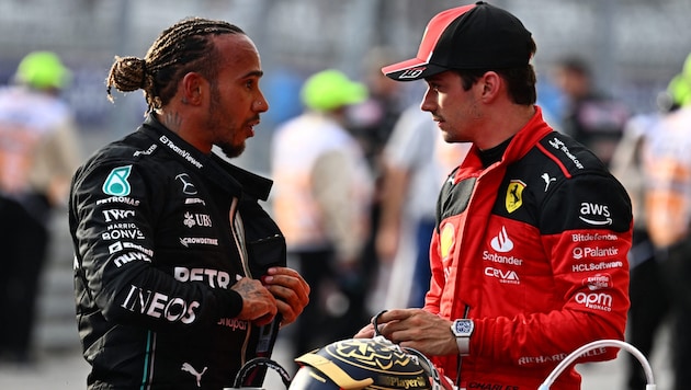 Lewis Hamilton (l.) und Charles Leclerc (r.) wurden nachträglich disqualifiziert. (Bild: APA/AFP/Chandan Khanna)