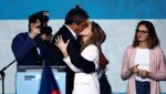 Der argentinische Präsidentschaftskandidat Sergio Massa küsst seine Frau Malena Galmarini. (Bild: AFP or licensors)