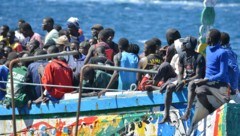 Nach den jüngsten Zahlen des spanischen Innenministeriums haben zwischen dem 1. Jänner und dem 15. Oktober 23.537 Migranten die Inselgruppe vor der Westküste Nordafrikas erreicht. (Bild: APA/AFP/STRINGER)