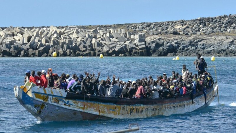 So viele Menschen waren bisher noch nie von einem einzigen Boot über das Meer zu den Kanarischen Inseln gebracht worden. (Bild: APA/AFP/STRINGER)