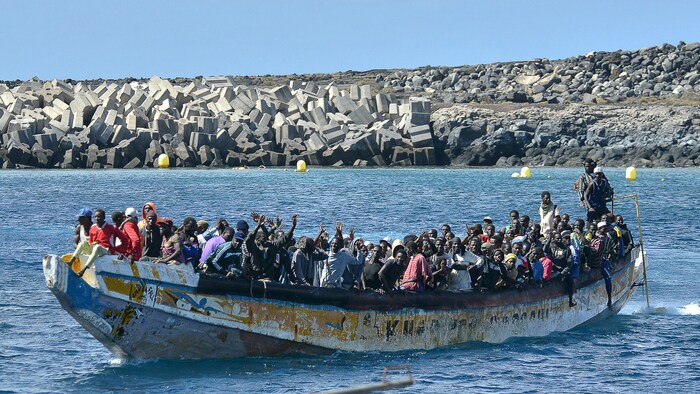 So viele Menschen waren bisher noch nie von einem einzigen Boot über das Meer zu den Kanarischen ...