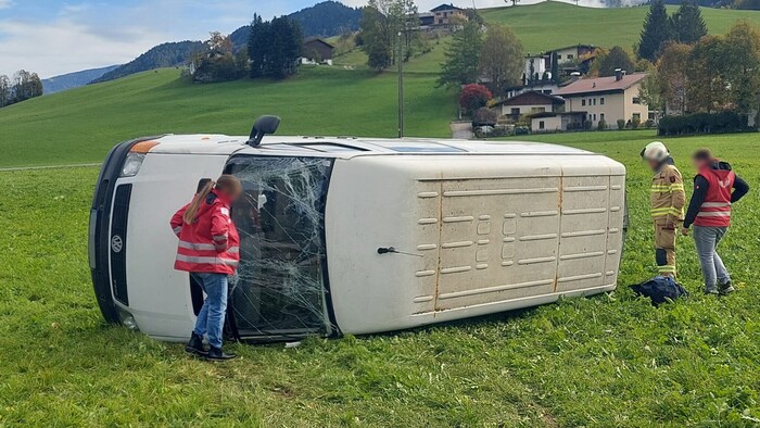 Das Fahrzeug kam im Feld auf der Fahrerseite zum Stillstand.