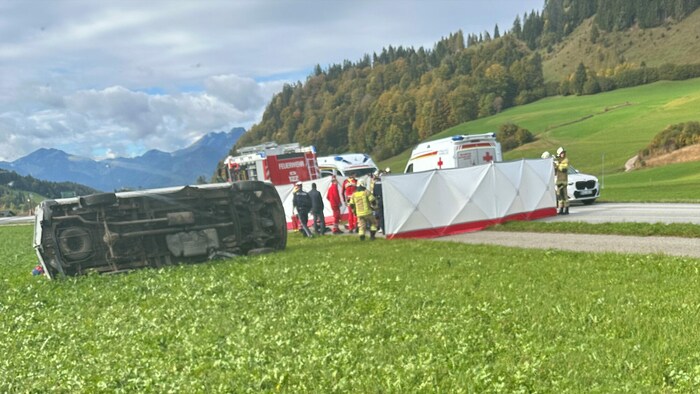 Alle fünf Insassen erlitten leichte Verletzungen. Sie wurden ins Krankenhaus eingeliefert.