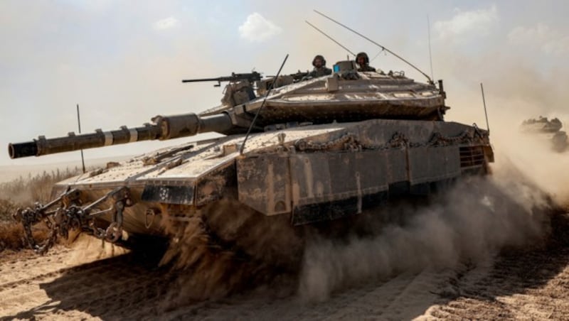 Ein israelischer Merkava-Kampfpanzer an der Grenze zum Gazastreifen - Israel hat dort in den vergangenen Wochen Truppen zusammengezogen. (Bild: APA/AFP/JACK GUEZ)