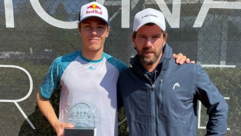 Joel Schwärzler mit seinem Coach, ÖTV-Sportdirektor Jürgen Melzer. (Bild: Österreichischer Tennisverband)