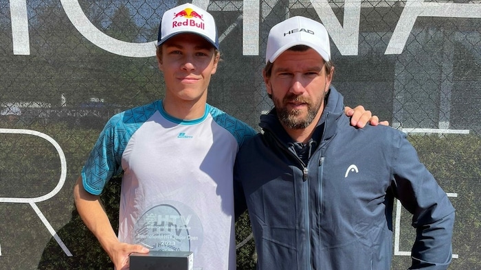 Joel Schwärzler mit seinem Coach, ÖTV-Sportdirektor Jürgen Melzer.