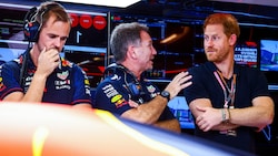 Prinz Harry spricht mit Red Bull Teamchef Christian Horner. (Bild: APA/Getty Images via AFP/GETTY IMAGES/Mark Thompson, Krone KREATIV)