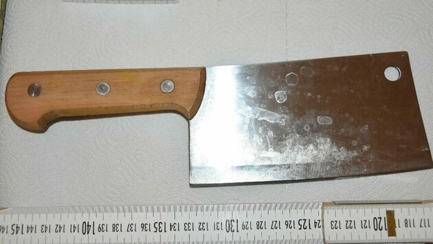 Die Tatwaffe wurde von der Polizei sichergestellt.