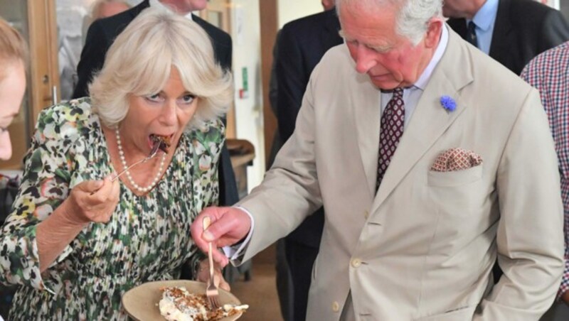 Königin Camilla und König Charles teilen sich ein Stück Kuchen (Bild: www.PPS.at)