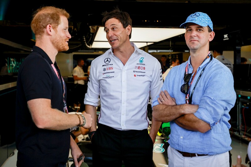 Harry im Gespräch mit Mercedes-Grand-Prix-Direktor Toto Wolff. (Bild: APA/Getty Images via AFP/GETTY IMAGES/Chris Graythen)