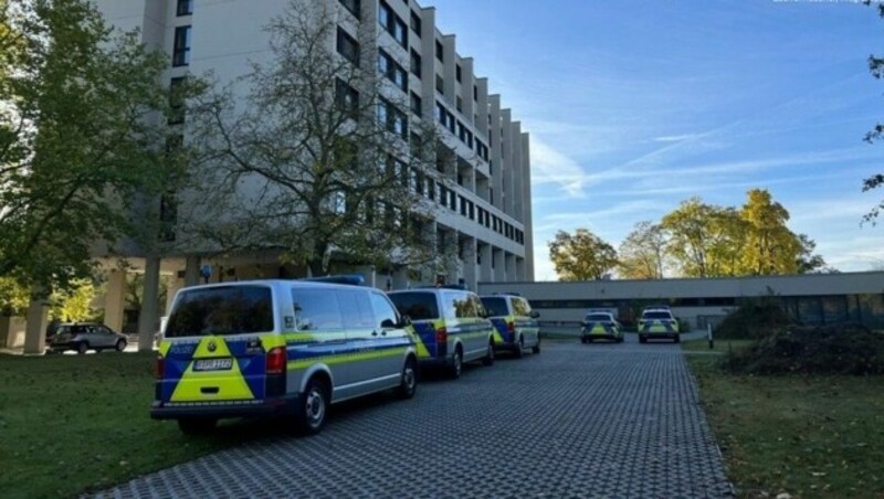 Die Polizei rückte mit Großaufgeboten aus. (Bild: Glomex/dpa)