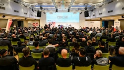 Eine Betriebsversammlung der Metallindustrie nach Abbruch der KV-Verhandlungen am Montag in Wien. (Bild: APA/Max Slovenic)