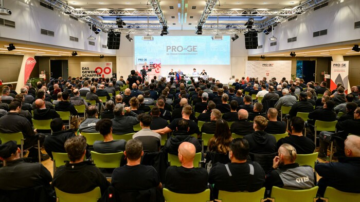 Eine Betriebsversammlung der Metallindustrie nach Abbruch der KV-Verhandlungen am Montag in ...