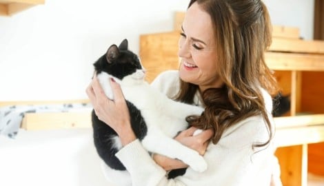 Maggie Entenfellner präsentiert den Tätigkeitsbericht.