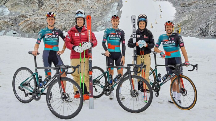 Rad trifft Ski auf dem Söldener Gletscher: Toni Palzer, Fabio Gstrein, Giro-Sieger Jai Hindley, ...