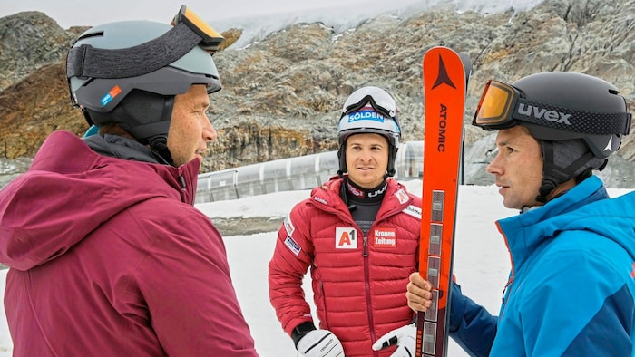Benni Raich im Gespräch mit Fabio Gstrein und Radstar Primoz Roglic (v.l.)