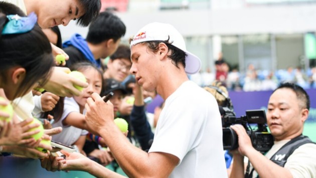 Schwärzlers Autogramm waren in China heißbegehrt, die Vorarlberger Fans müssen wohl noch ein bisschen auf ihn warten. (Bild: LIN JIAN MING)