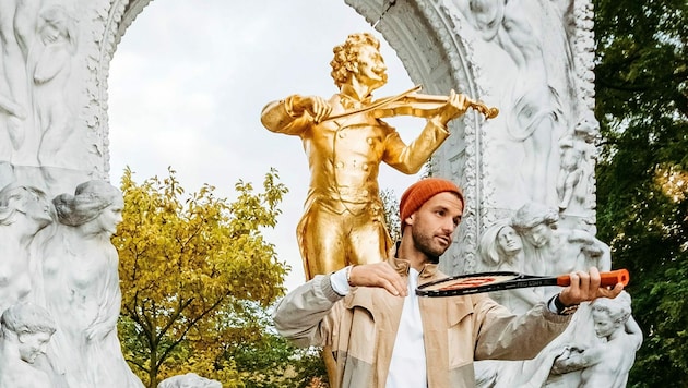 Grigor Dimitrov ist für jeden Spaß zu haben. Hier posiert der Tennis-Star in Wien vor dem Denkmal von Johann Strauß im Stadtpark. (Bild: captureit.de)