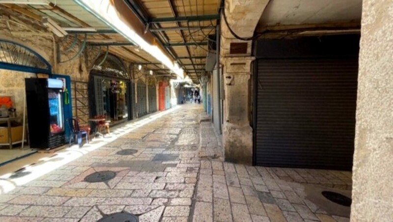 Die üblicherweise belebten Gassen in der Altstadt von Jerusalem, die eines der beliebtesten Reiseziele der Welt ist, sind derzeit praktisch menschenleer. (Bild: kameraOne (Screenshot))