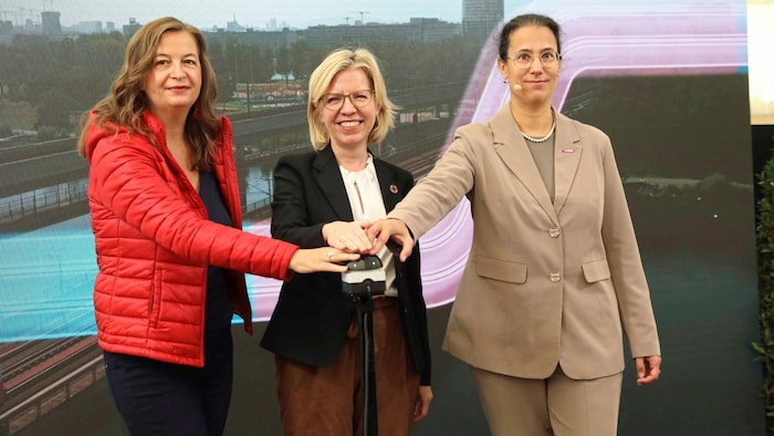 Stadträtin Ulli Sima (SPÖ), Ministerin Leonore Gewessler (Grüne) und ÖBB-Vorständin Judith Engel ...