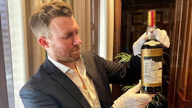 Ein fast 100 Jahre alter schottischer Whisky hat bei einer Auktion in London einen Weltrekordpreis erzielt, wie das Auktionshaus Sotheby's mitteilte. (Bild: MATHILDE BELLENGER / AFP / picturedesk.com)