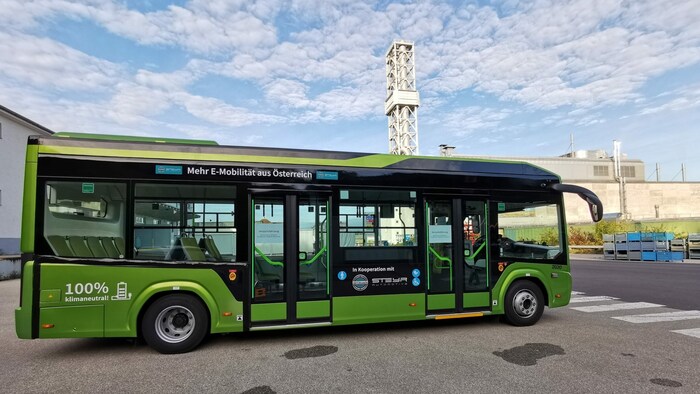Besucher werden mit diesem E-Bus über das Werksgelände gefahren.