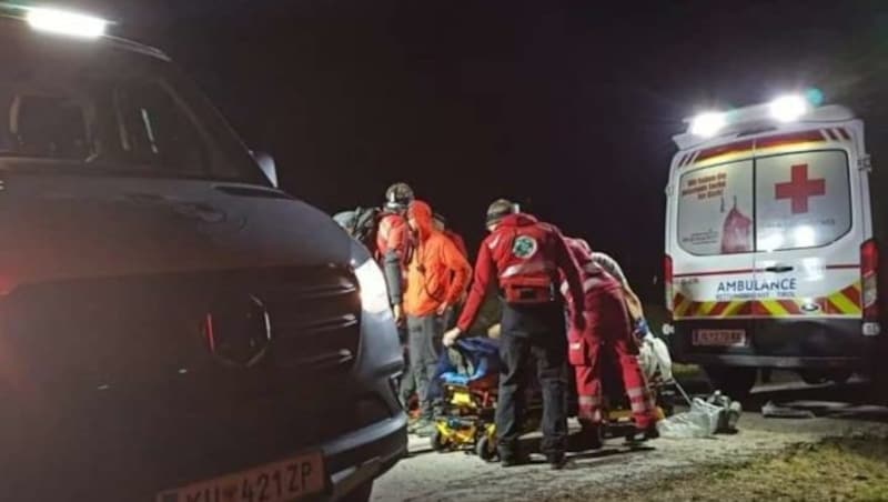 Die Rettung übernahm den Verletzten und brachte ihn ins Krankenhaus Kufstein. (Bild: Bergrettung Auffach)